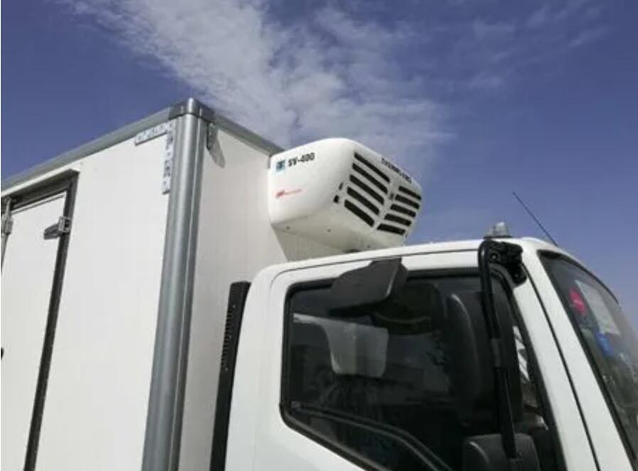 What is the difference between independent refrigeration units and non-independent refrigeration units in refrigerated trucks?