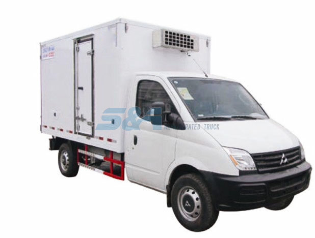 8.7-8.8 cubic meters MAXUS small refrigerated truck